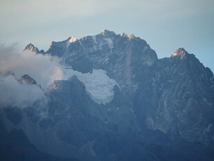巍峨雪山壮丽景致