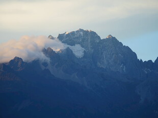 云雾缭绕的巍峨山峰