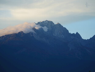 壮丽山巅 云绕巍峨峰景