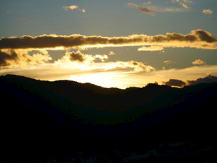 日落时分的山峦美景