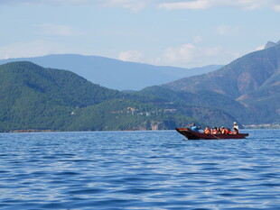 湖上泛舟赏青山美景