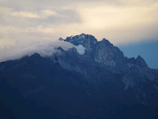 巍峨山峰云雾缭绕