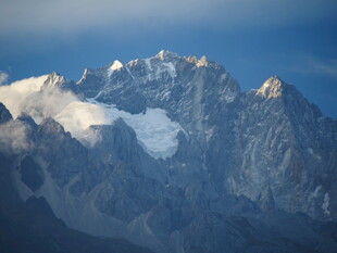 巍峨雪山壮丽景致
