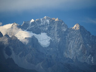 巍峨雪山壮丽景致