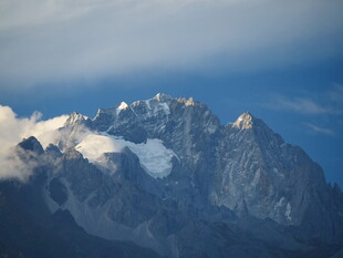 巍峨雪山壮丽景致