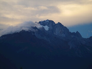 云雾缭绕的巍峨山峰