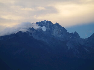 云雾缭绕的壮丽山峰