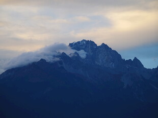 云雾缭绕的巍峨山峰