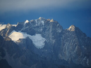 巍峨雪山壮丽景致