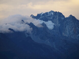 云雾缭绕的巍峨高山