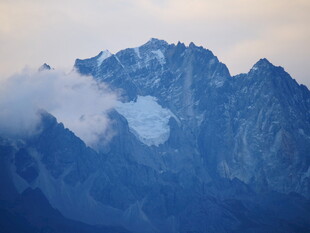 巍峨雪山云雾缭绕