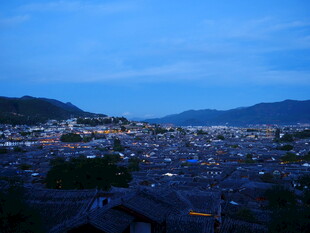 黄昏下的宁静城镇景观