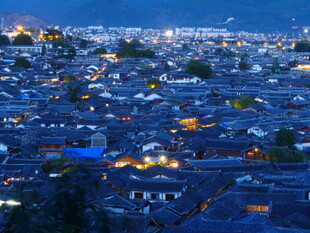 古城夜景 灯火璀璨的民居