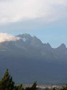 巍峨山峦伴云景