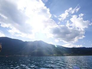 阳光照耀下的湖光山色