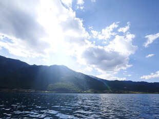 蓝天碧水间的山景风光