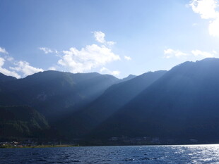 湖光山色间的阳光美景