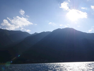 海上远山与蓝天白云美景