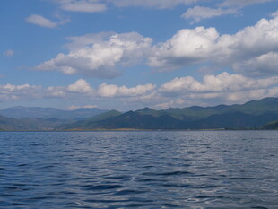 广阔湖面与远处山峦美景
