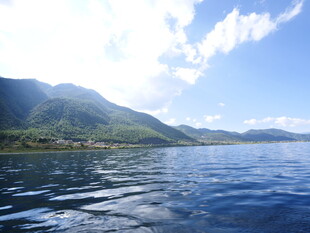 湖畔青山美景如画