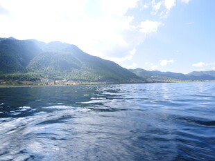 湖光山色间的宁静水面