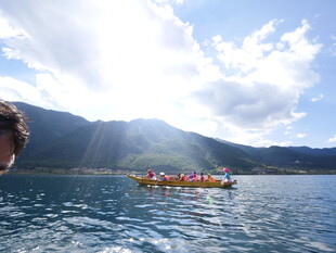湖上龙舟竞渡 山景壮美