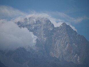 云雾缭绕的巍峨山峰
