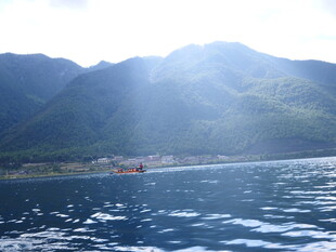 湖光山色中的船只美景