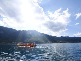 湖面上的多彩皮划艇之旅