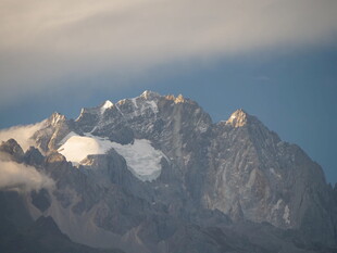 巍峨雪山壮丽景致