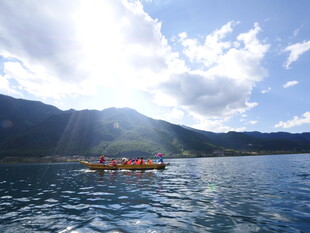湖上泛舟赏山水美景
