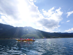 湖上泛舟赏山水美景