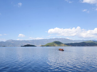 湖光山色中的孤舟美景