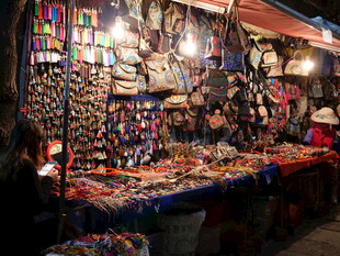 夜市手工艺品摊位