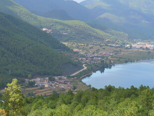 山间湖畔村落美景