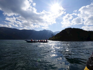 海上行舟 远山与云景