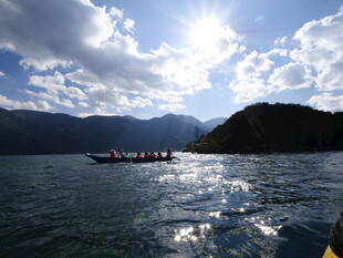 湖光山色中的游船之旅