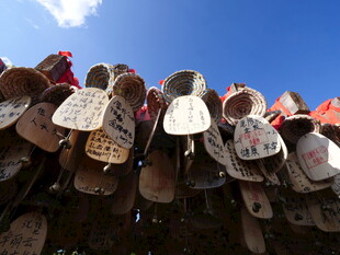 许愿牌悬挂蓝天之下