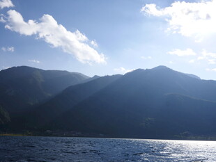 山水间的湖景风光