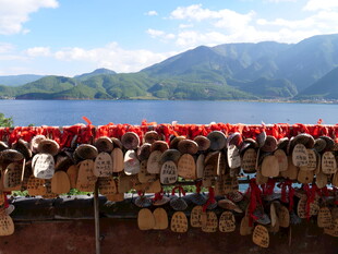 集市上琳琅满目的特色商品