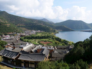 湖畔古村落 山水相依美景