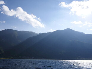 湖光山色间的自然美景