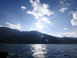 蓝天碧水间的美丽湖景