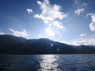 蓝天碧水间的湖山美景