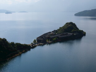 湖中小岛风光