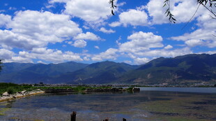 湖畔蓝天青山美丽风光