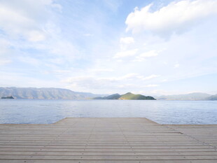 宁静湖畔的木质平台风光