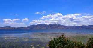 蓝天碧水间的秀丽湖景