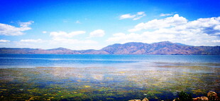 美丽湖景与远处山峦