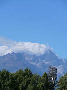 蓝天白云下的巍峨山峦